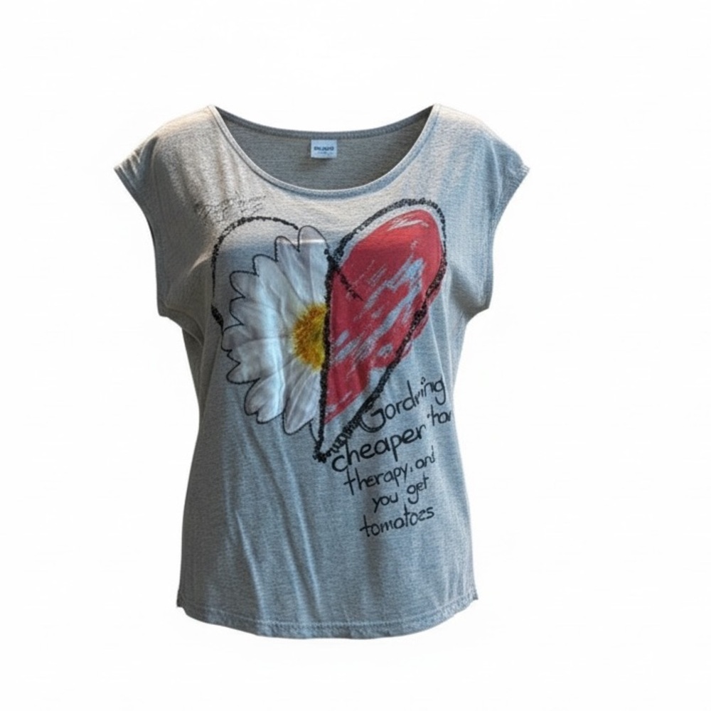 Casual Graphic Scoop Neck Tee with Heart & Daisy